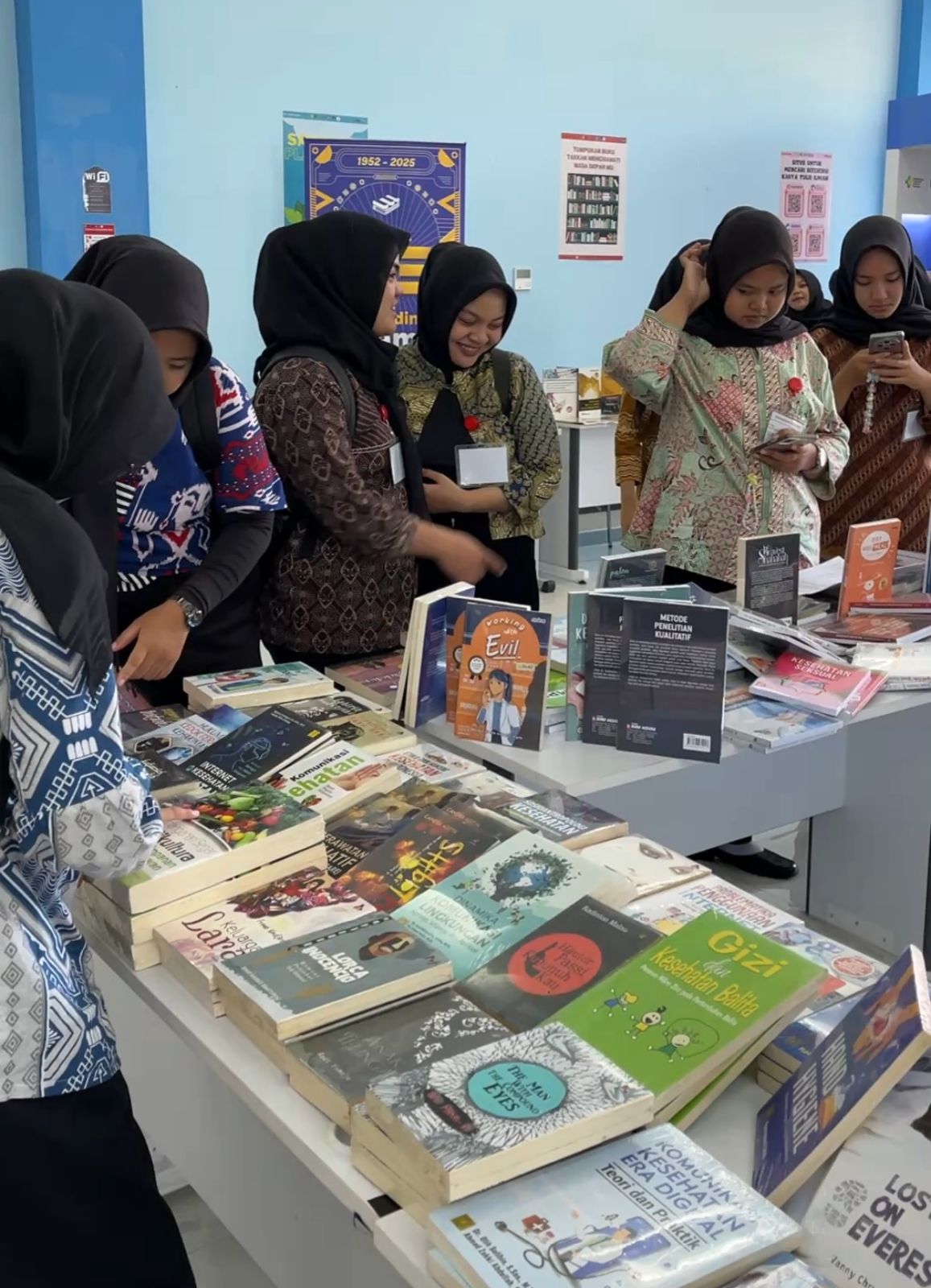PAMERAN BUKU PERPUSTAKAAN POLTEKKES KEMENKES SURABAYA TAHUN 2025 HADIRKAN KOLEKSI DARI KESEHATAN HINGGA FIKSI
