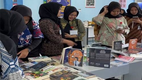 PAMERAN BUKU PERPUSTAKAAN POLTEKKES KEMENKES SURABAYA TAHUN 2025 HADIRKAN KOLEKSI DARI KESEHATAN HINGGA FIKSI